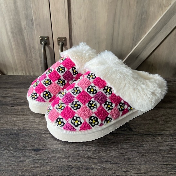 American Eagle Outfitters Pink Checkered Floral Fuzzy Slippers Size 10 NWT - Picture 2 of 8